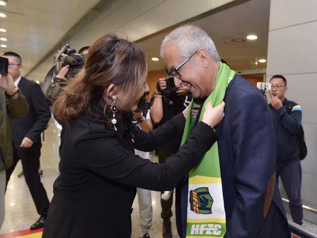 贺远江不禁感叹：你八岁之前过的日子，这个世界上没几个人能比得上，一下子跌落谷底这么多年，你是怎么适应下来的？叶辰笑道：很小的时候我爸妈就教育我要不以物喜、不以己悲，所以这对我来说，也没什么需要适应的，就是既来之则安之吧，无论是养尊处优，还是吃糠咽菜，在我看来其实都没什么区别。